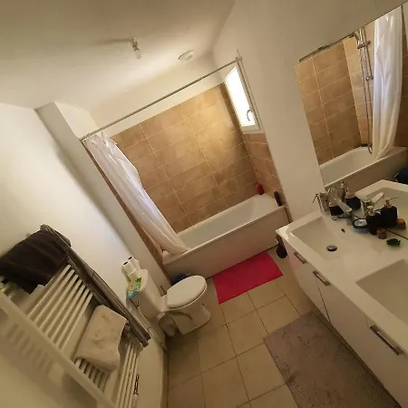 Séjour chez l'habitant Chambre 11m2 dans maison toute équipée *